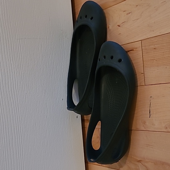 Women's size 7 black Crocs shoes - Picture 2 of 4